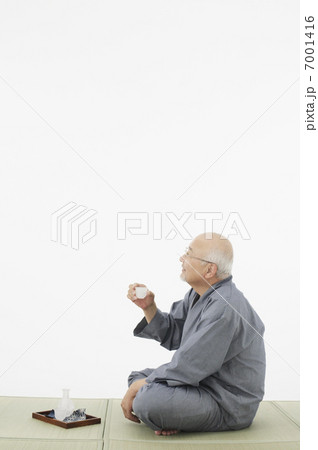 酒を楽しむシニア男性 7001416