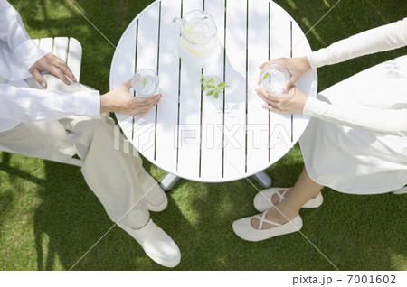 グラスを持つカップル 7001602