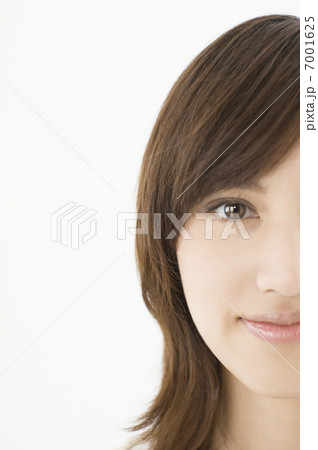 正面を見つめる若い女性 7001625