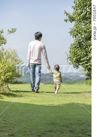散歩をする父と子の写真素材 [7001847] - PIXTA
