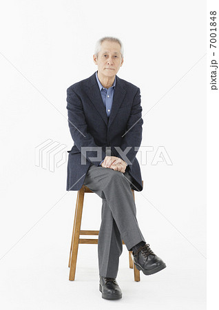 椅子に座る日本人シニア男性の写真素材