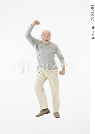 ガッツポーズのシニア男性 7001993