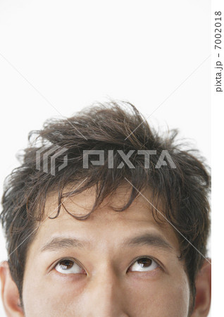 上を見る男性の頭部 7002018