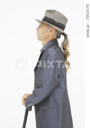 帽子をかぶるシニア男性 7002078