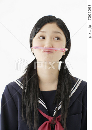鼻の下にペンを挟む女子高校生 7002093