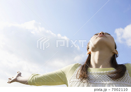 青空の下の女性 青空の下の女性 7002110