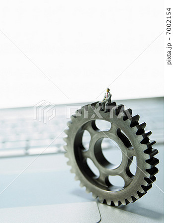 キーボードの上の歯車と人形 7002154