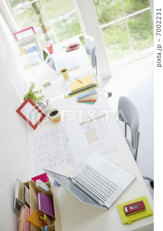 仕事中のデスク 7002231