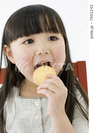 クッキーを食べる日本人の女の子 7002242