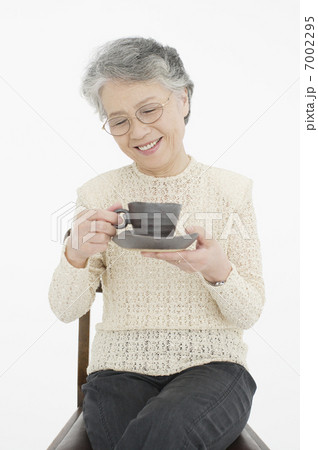 カップを持つシニア女性 7002295