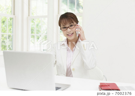 携帯電話で話すビジネスウーマン 7002376