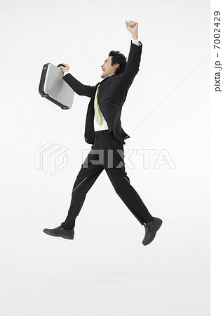 ジャンプする日本人ビジネスマン ジャンプする日本人ビジネスマン 7002429