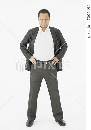 腰に手をあて立つ男性 7002494