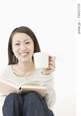 カップを持つ女性 7002559