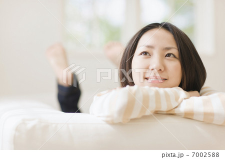 寝そべる女性 寝そべる女性 7002588