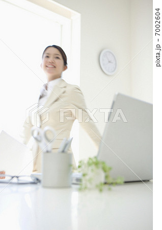 オフィスを歩くビジネスウーマン オフィスを歩くビジネスウーマン 7002604