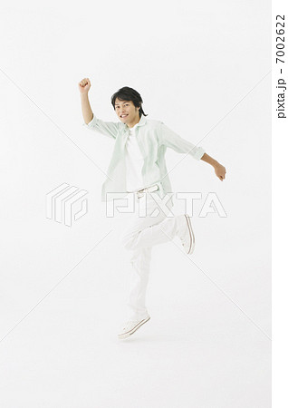 ジャンプをする日本人男性 7002622