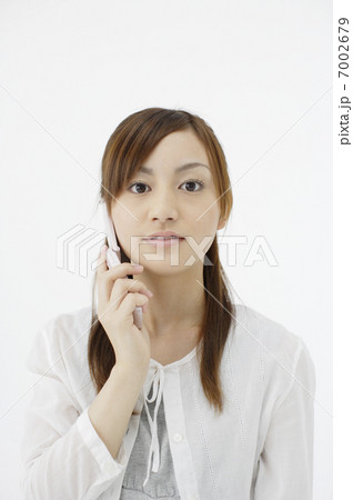 携帯電話を持った日本人女性 7002679