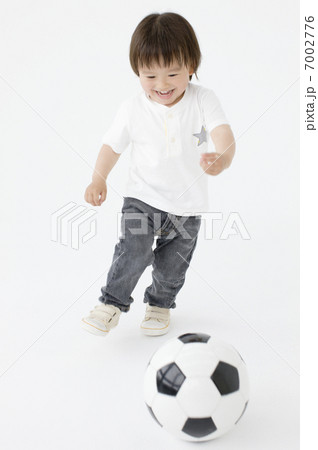 サッカーボールと男の子 7002776