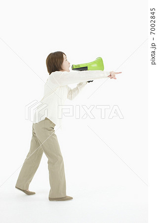 メガホンを持って叫ぶ女性 7002845