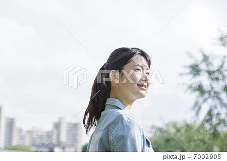 遠くを見る女性 7002905
