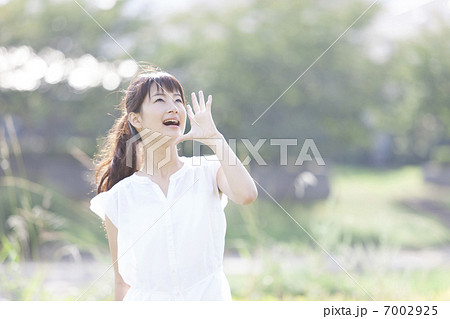 呼びかける女性 7002925