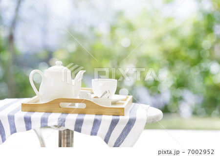 テーブルに置かれたティセット 7002952