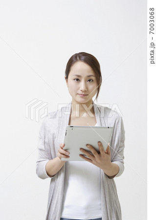 タブレットPCを持つ女性 タブレットPCを持つ女性 7003068
