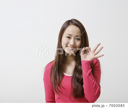 OKサインをする女性 7003085