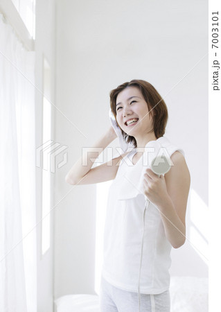 髪を乾かす女性 7003101