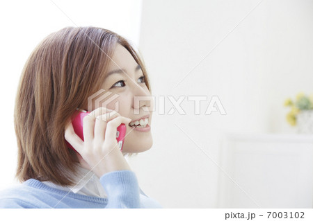 携帯電話で話す女性 7003102