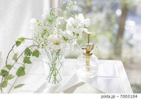 テーブルに飾られた花 7003104