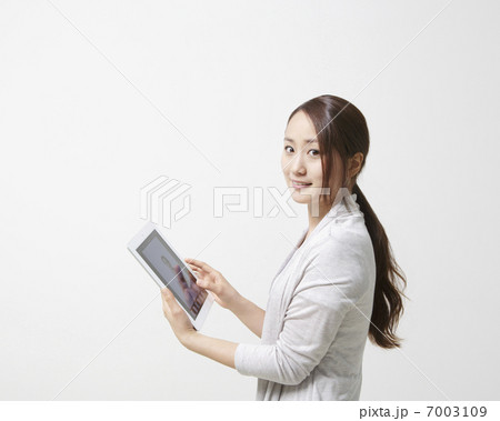 タブレットPCを持つ女性 タブレットPCを持つ女性 7003109