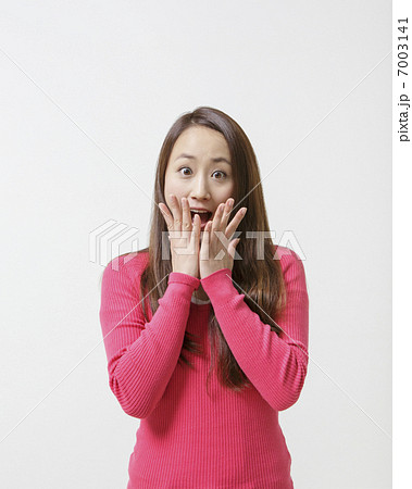 驚き顔の女性 7003141
