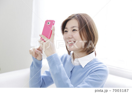 携帯電話を見る女性 7003187