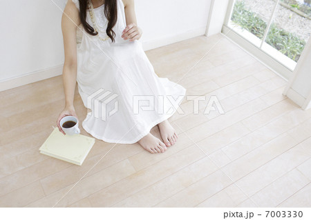 床に座る女性の写真素材