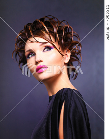 Beautiful woman with fashion  hairstyle and pink makeup 7006511