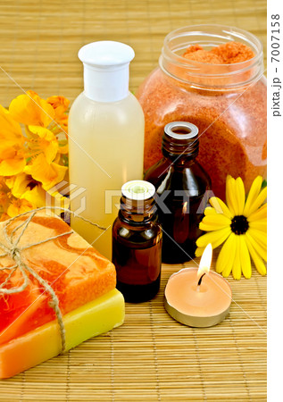 Oil and lotion with flowers and candle 7007158