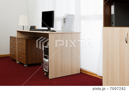 computer on a desk 7007282