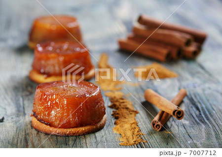 Tarte Tatin with apples and cinnamon. 7007712