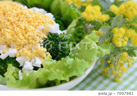 ブロッコリーのミモザサラダとミモザの花 7007981
