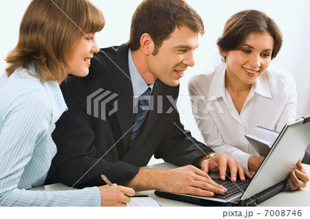 Business  people discuss an idea in front of the computer 7008746