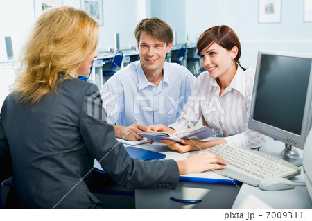 Group of workers 7009311