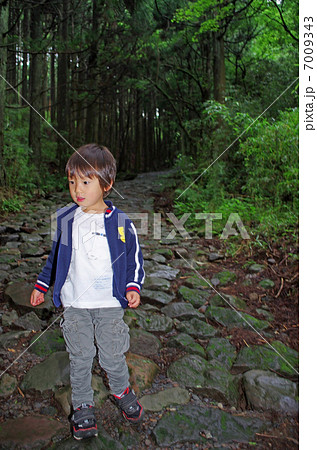 箱根旧街道と子供 7009343