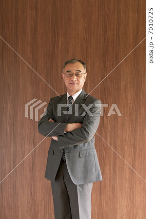 腕組みをするビジネスマン 7010725