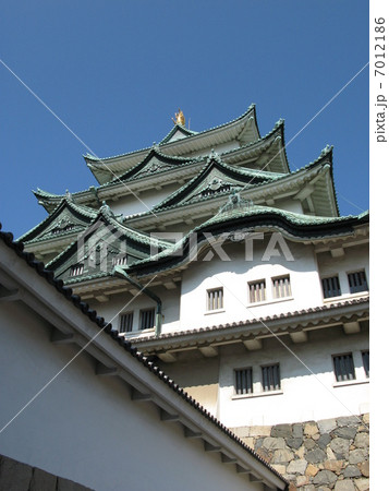 金の鯱と青空が映える名古屋城 7012186