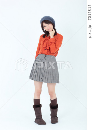 若い女性　ファッション 7012312