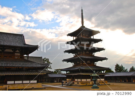 国宝 法隆寺の「五重塔(右)」と「金堂(左)」(奈良県生駒郡斑鳩町) 国宝 法隆寺の「五重塔(右)」と「金堂(左)」(奈良県生駒郡斑鳩町) 7012990