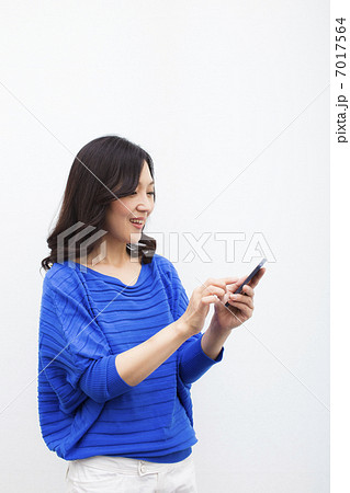 スマホを見るミドル女性 7017564