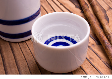 利き猪口の清酒 利き猪口の清酒 7018421